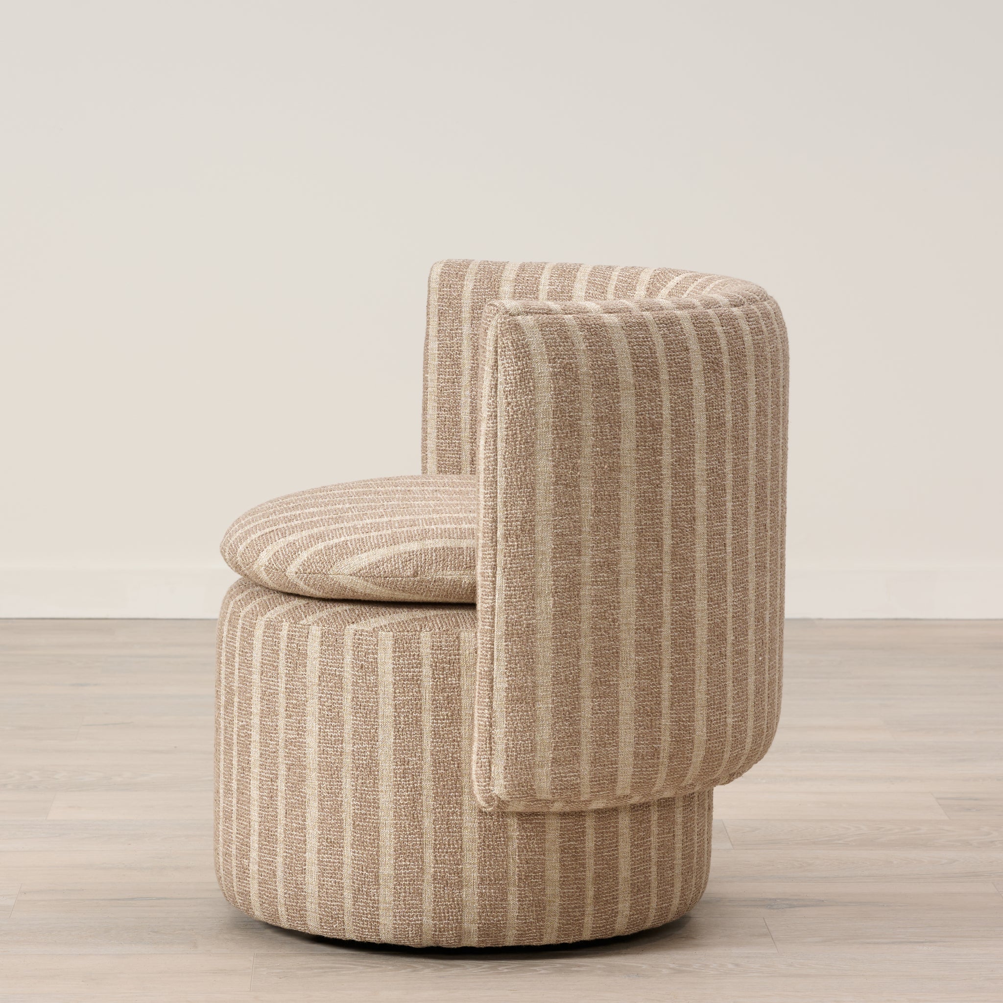 Fauteuil pivotant Buttercup, revêtu d'un tissu taupe foncé résistant