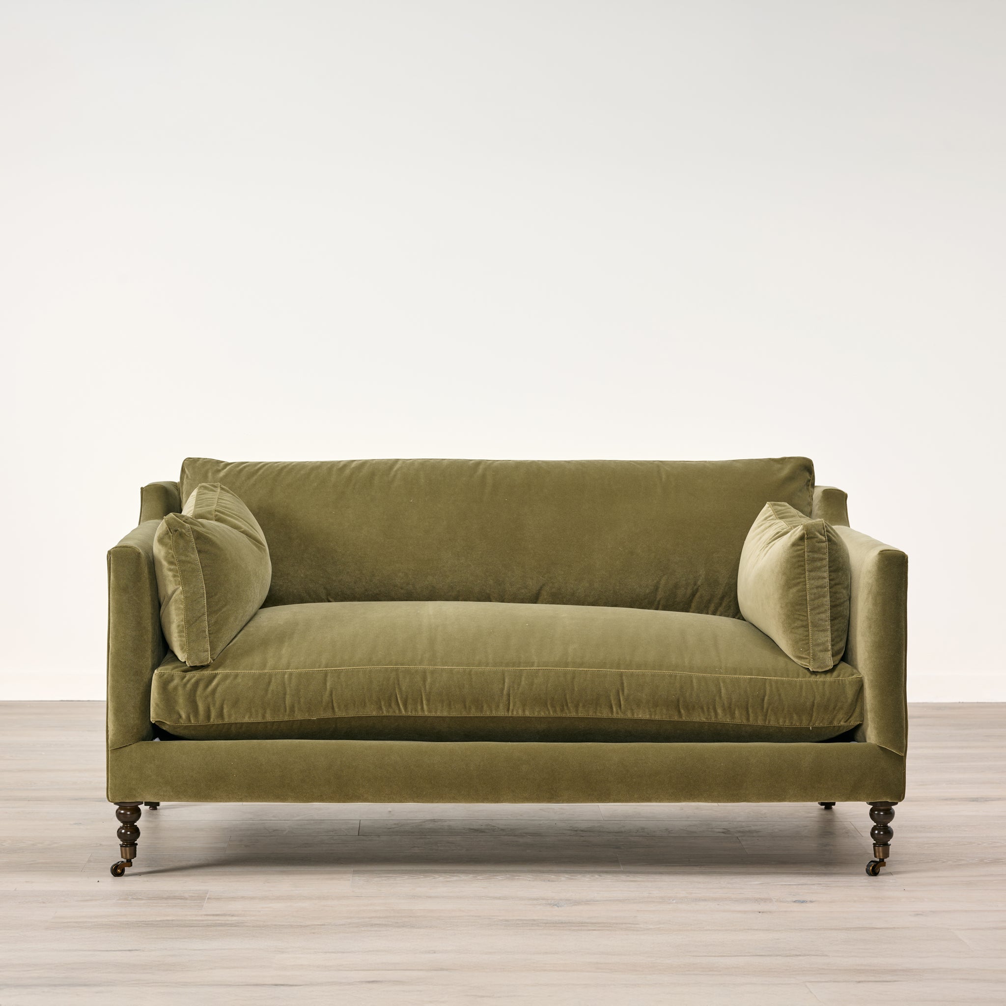 Canapé Madeline en coloris vert olive robuste (71)