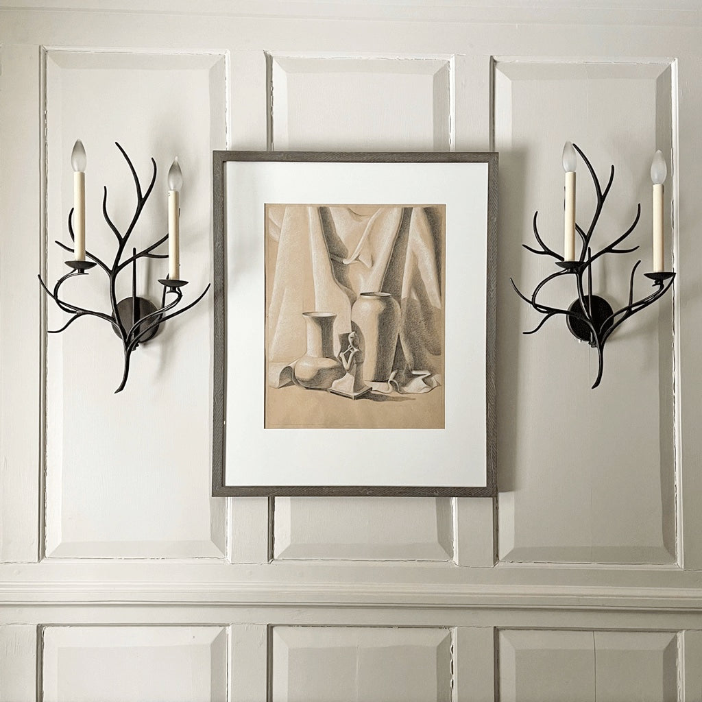 Dessin au fusain encadré, d'époque, provenant de l'Art Students League de New York (Jeune fille au vase)