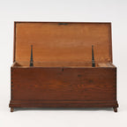 Coffre à couvertures ancien en chêne à un tiroir, vers le milieu du XIXe siècle