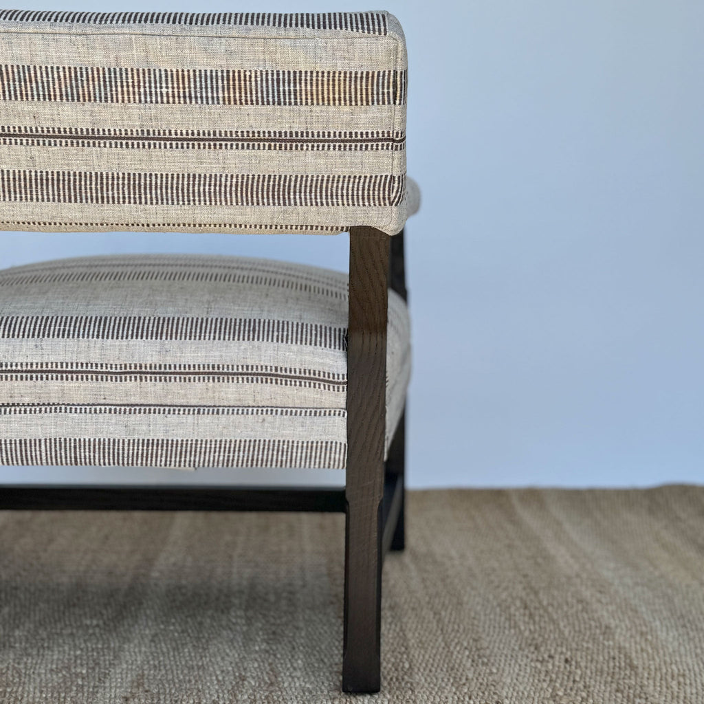 Fauteuil Nellie recouvert de tissu Coleman Pecan ultra-résistant