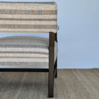 Fauteuil Nellie recouvert de tissu Coleman Pecan ultra-résistant