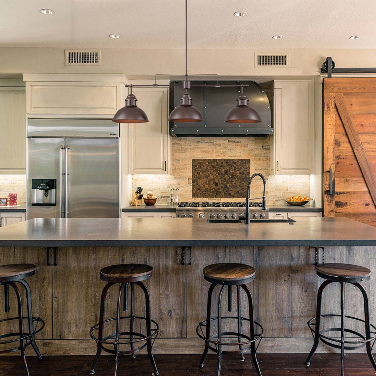 Suspension à trois lumières de style industriel/ferme, en métal, finition bronze huilé, pour îlot de cuisine.