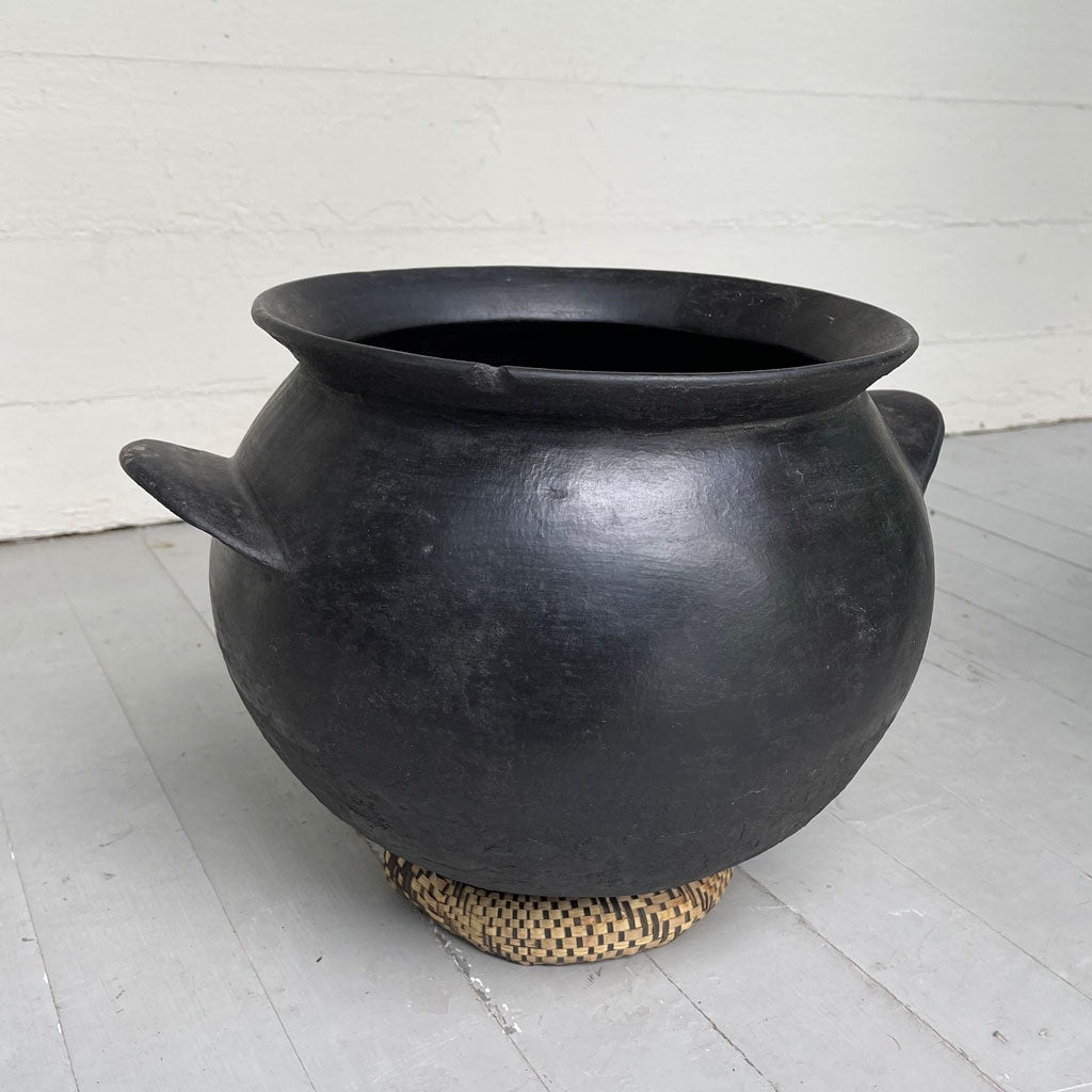 Casserole vintage à fond rond avec support.