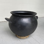 Casserole vintage à fond rond avec support.