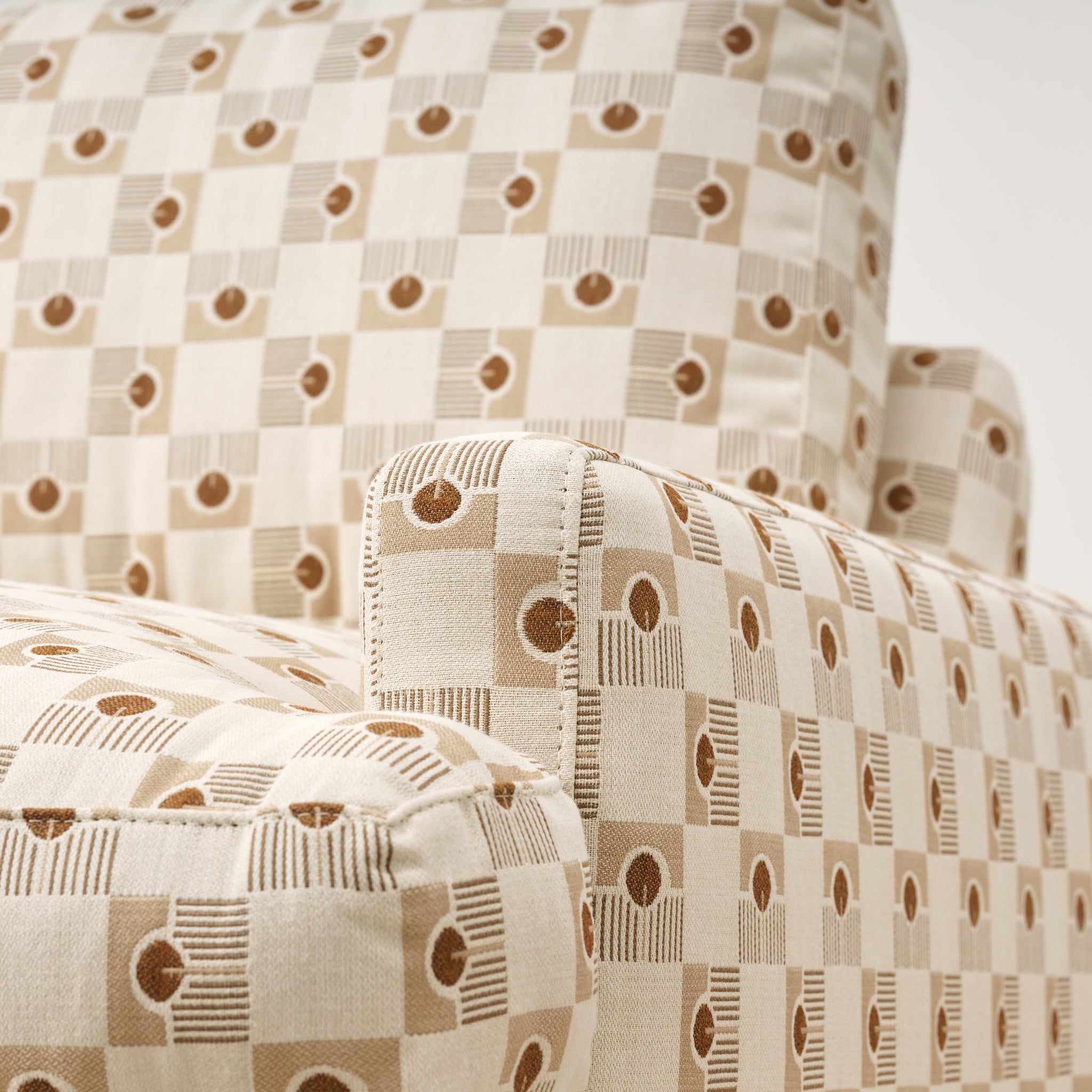 Canapé Grady recouvert de tissu Sunbrella et Kidproof, motif géométrique en laiton (86)