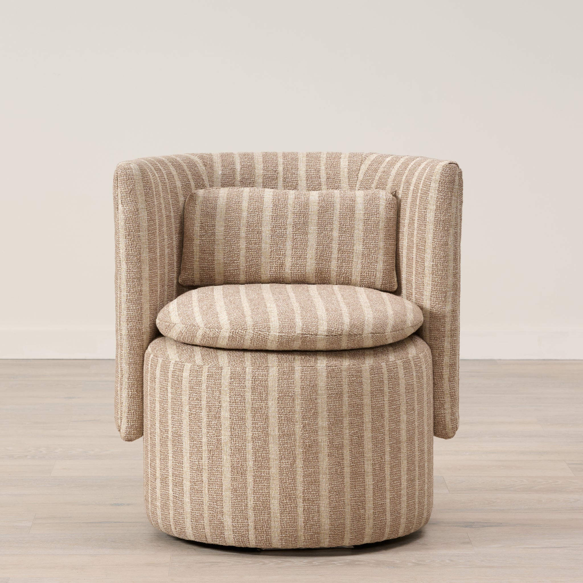 Fauteuil pivotant Buttercup, revêtu d'un tissu taupe foncé résistant