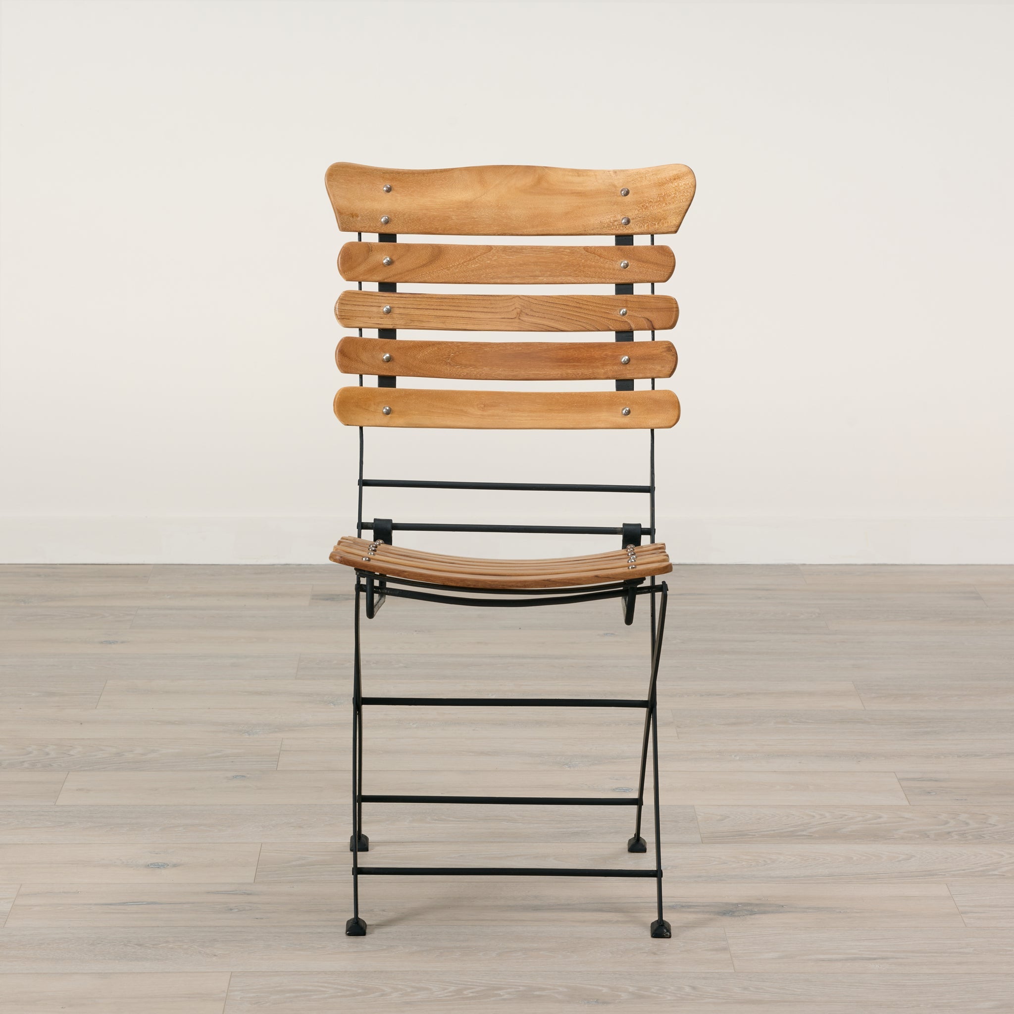 Chaise pliante de bistro à lattes en teck