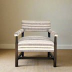 Fauteuil Nellie recouvert de tissu Coleman Pecan ultra-résistant