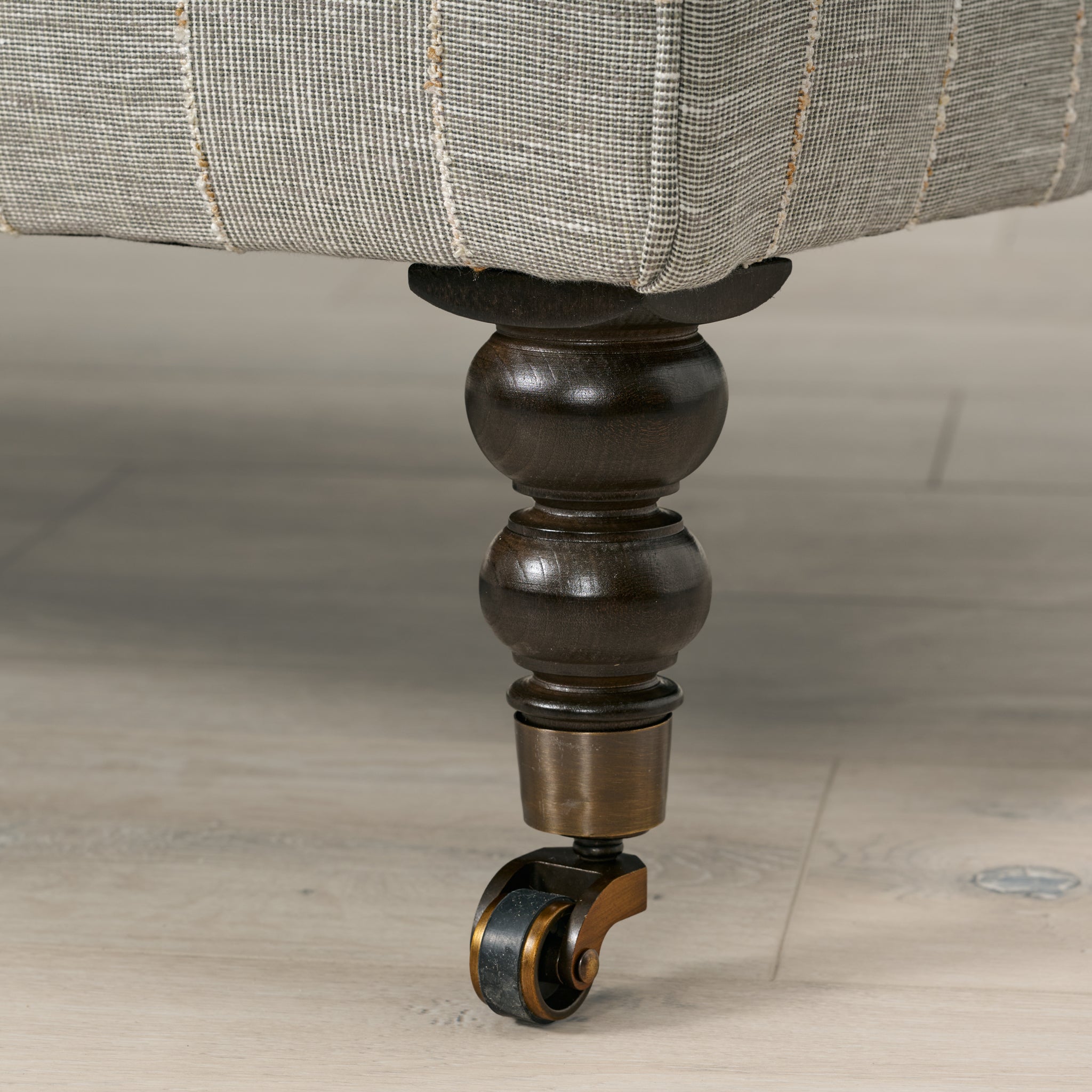 Canapé Madeline revêtu de tissu Kidproof couleur sauge naturelle (90")