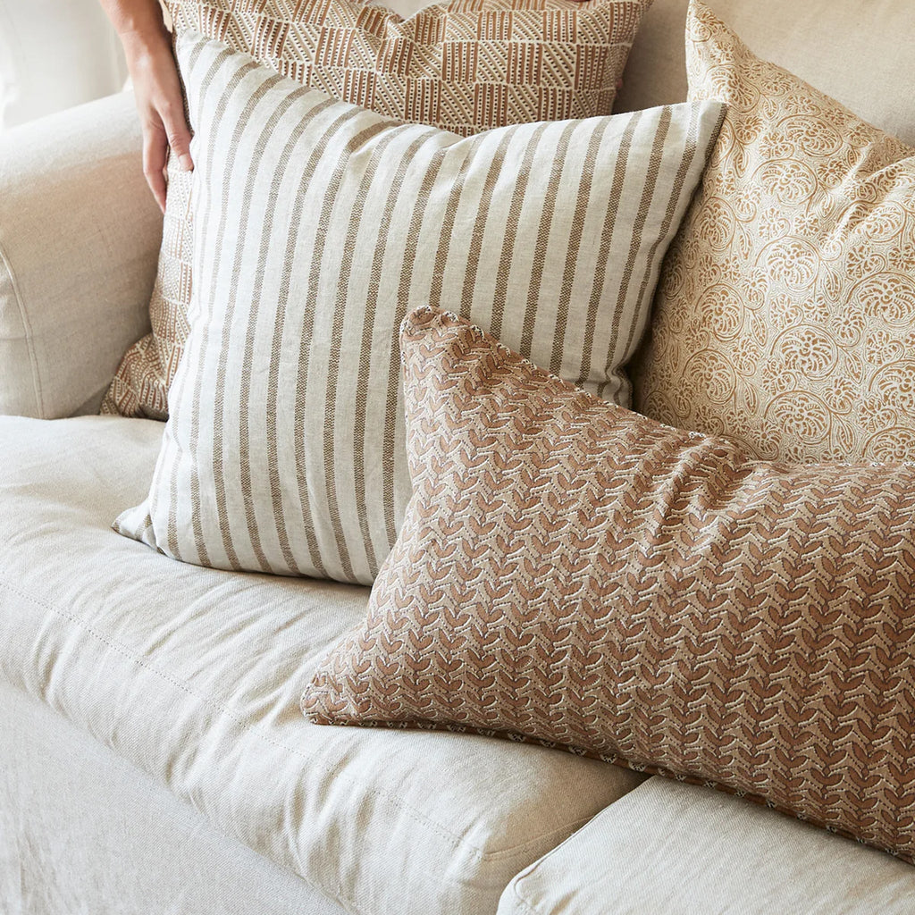 Coussin en lin couleur caramel d'Assouan 14x22 avec garniture en plumes et duvet