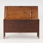 Coffre à couvertures ancien à couvercle relevable, vers 1790-1830