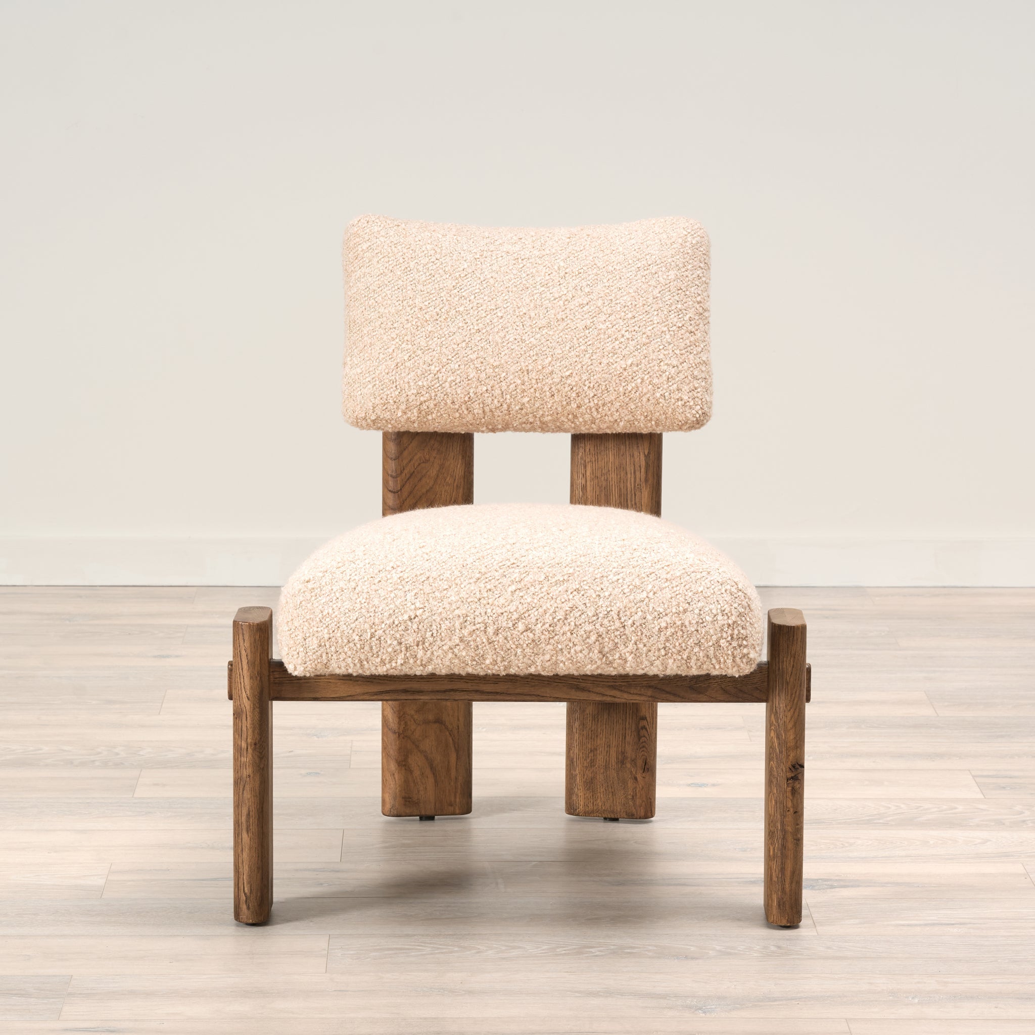 Fauteuil d'appoint Cassius recouvert d'un tissu rose poudré