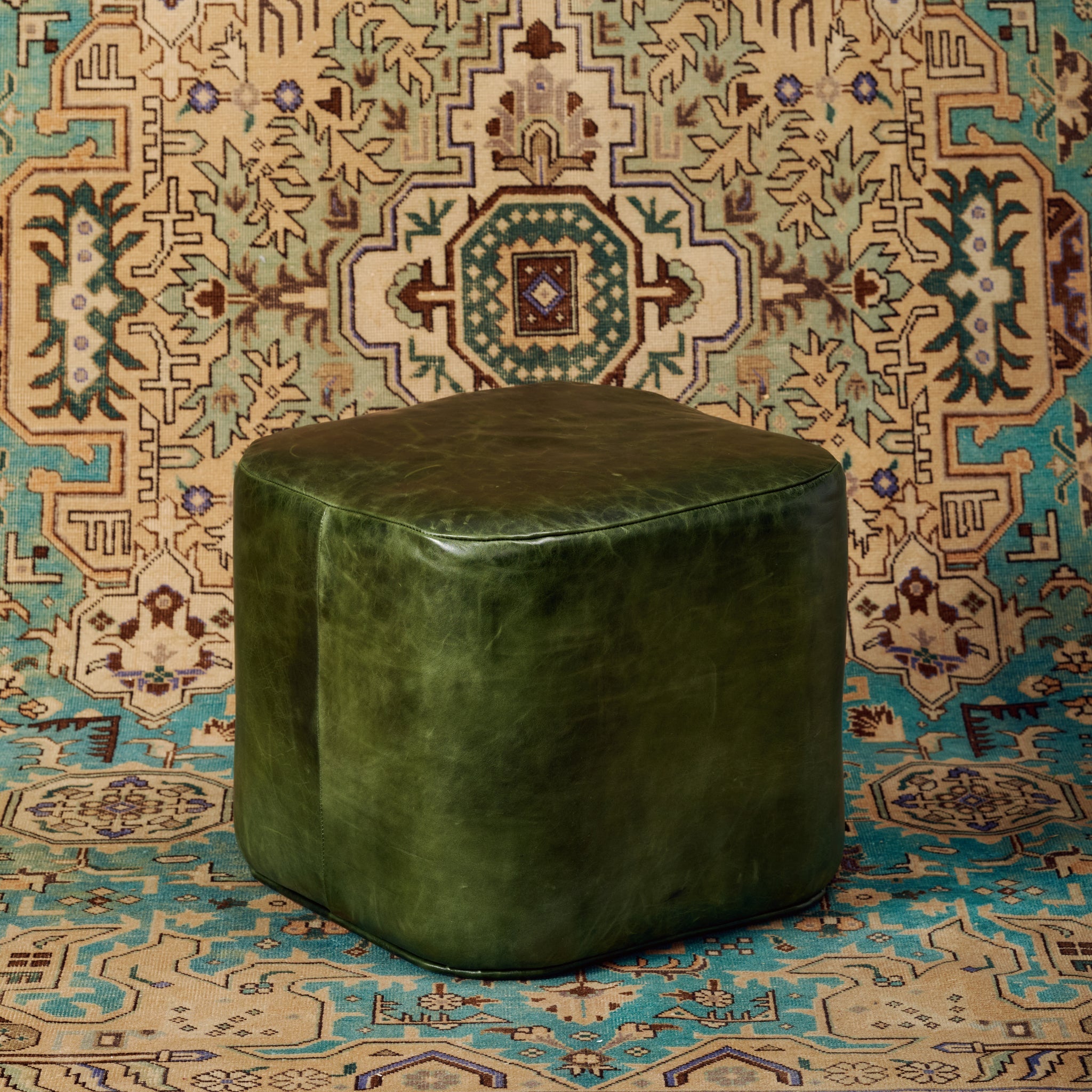 Pouf Ames en cuir vert verdoyant