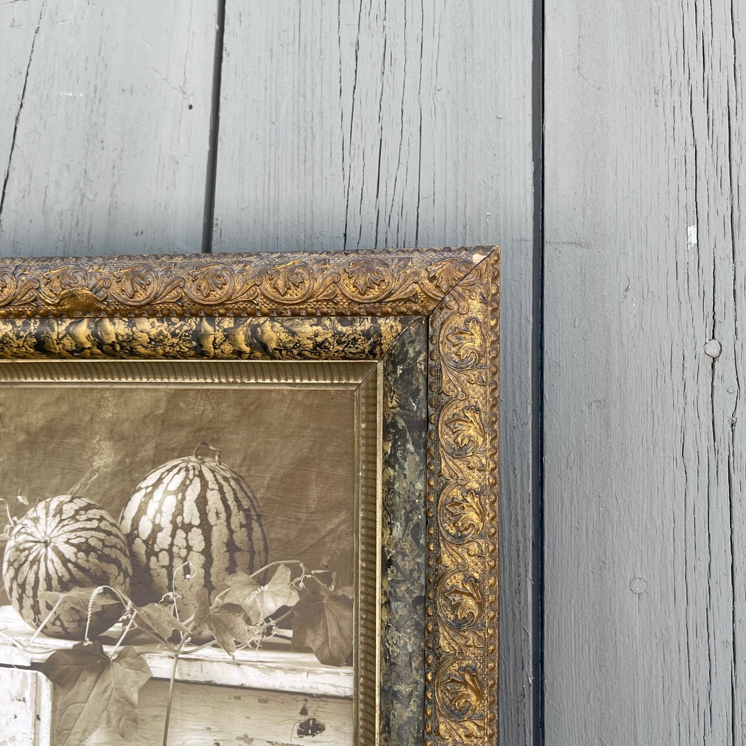 Cadre vintage unique en son genre avec photographie sépia imprimée sur toile, sous verre et encadrée.