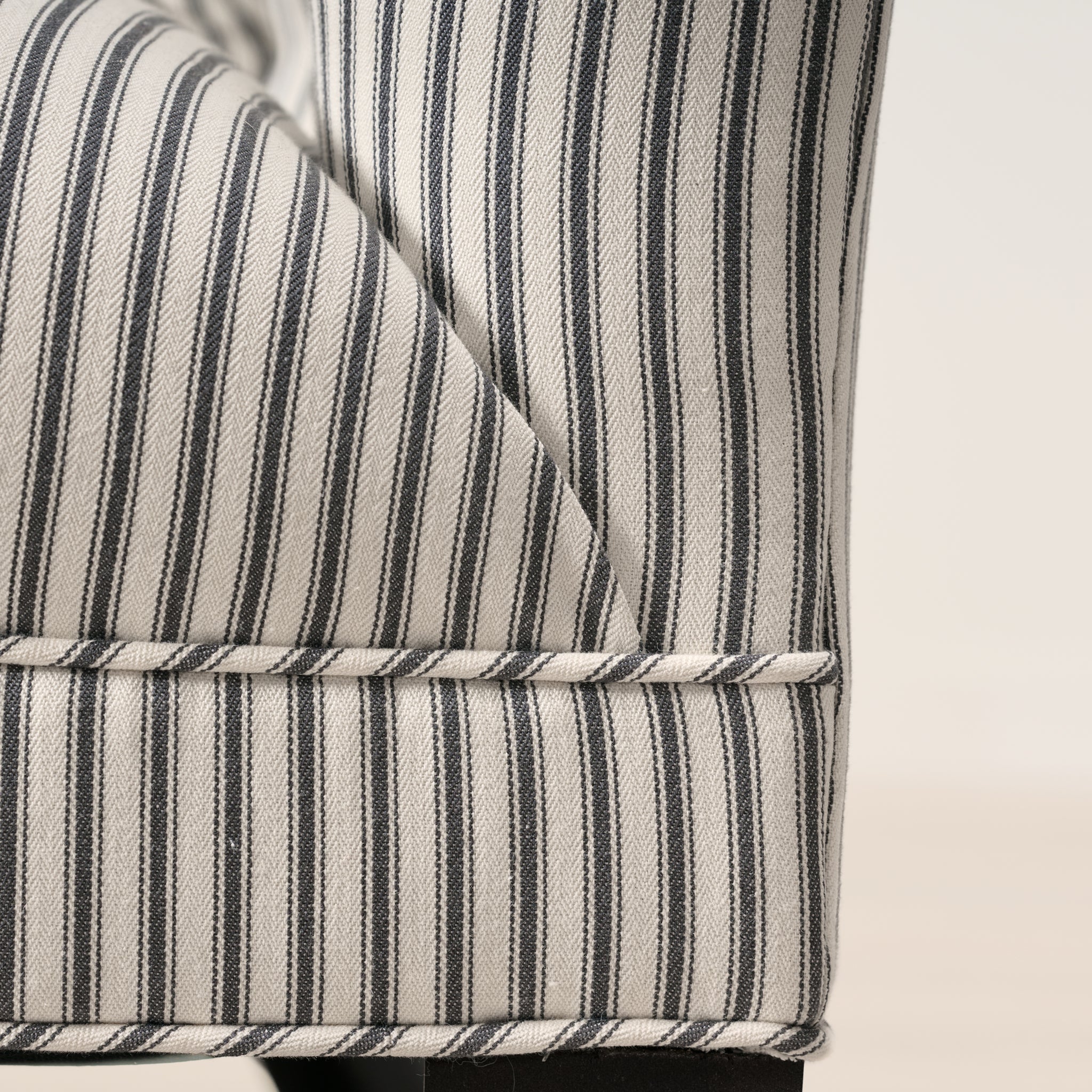 Canapé Ella en coloris French Ticking Charcoal (83)