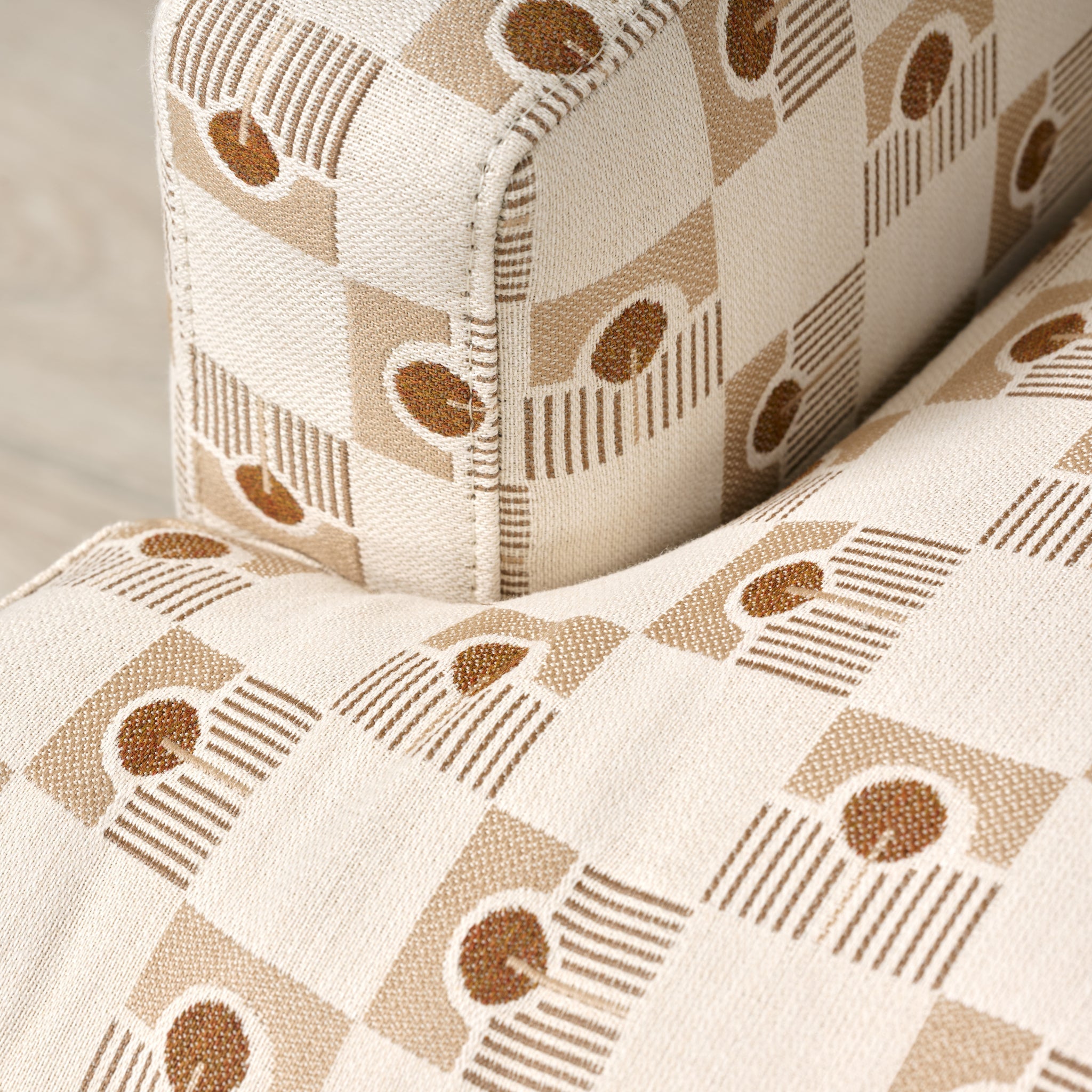 Canapé Grady recouvert de tissu Sunbrella et Kidproof, motif géométrique en laiton (86)