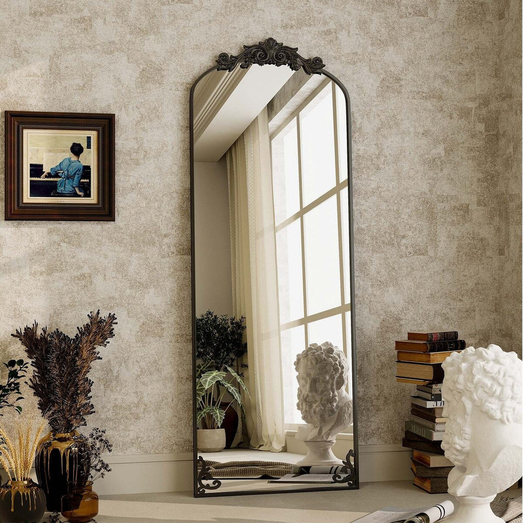 Miroir sur pied arqué à motif floral baroque
