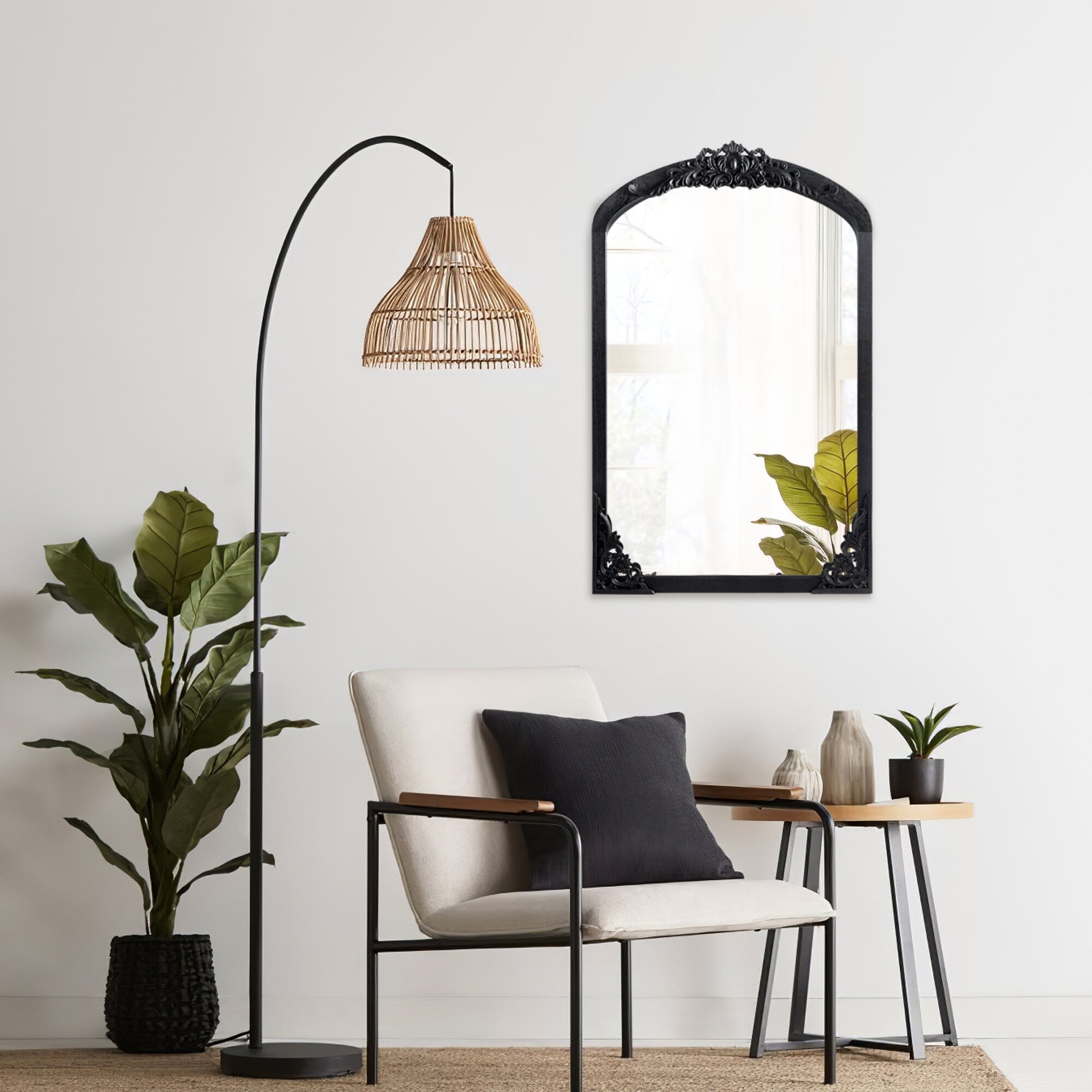 Miroir sur pied arqué en bois massif sculpté