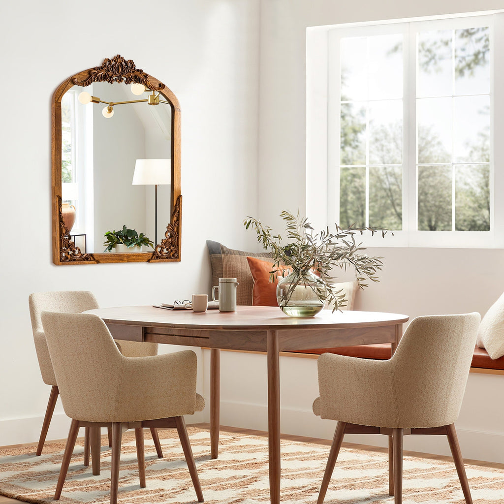 Miroir sur pied arqué en bois massif sculpté