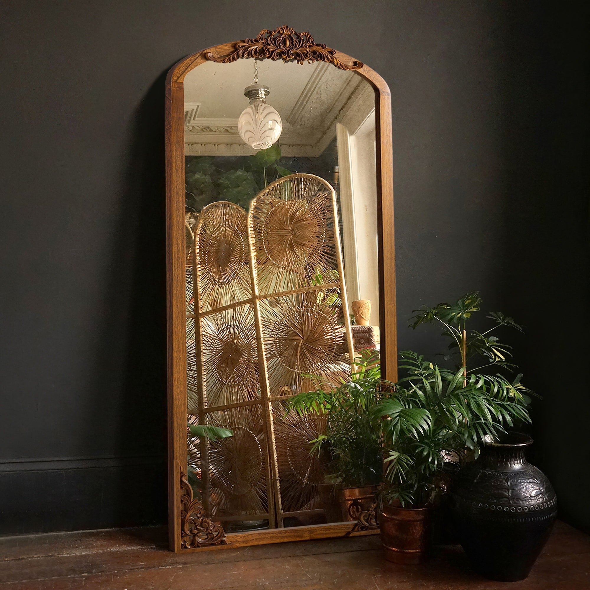 Miroir sur pied arqué en bois massif sculpté