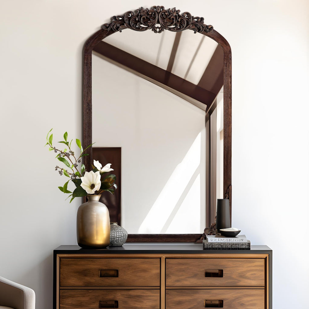 Miroir sur pied arqué en bois massif sculpté