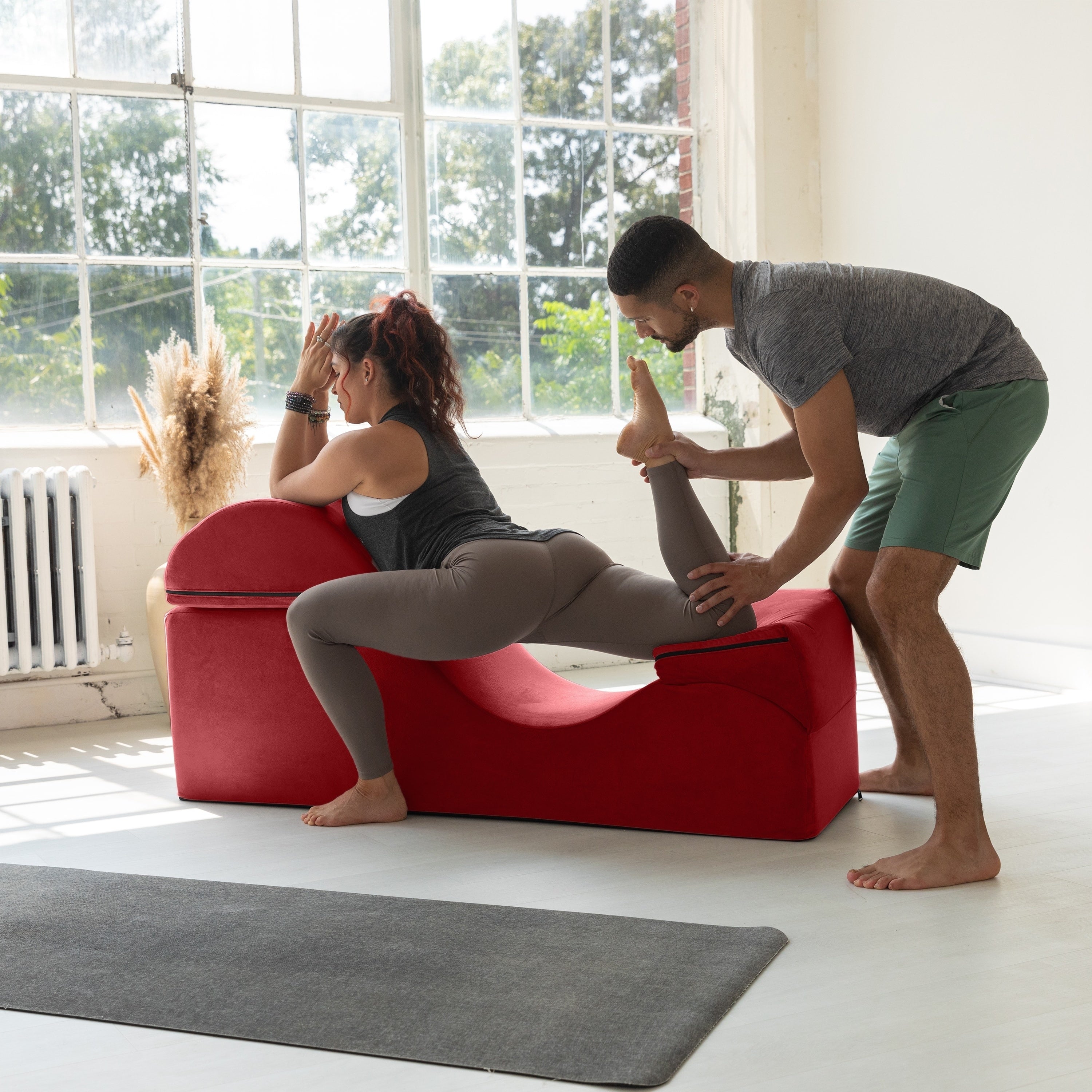Chaise longue convertible Avana Kami / Yoga et massage - Pouf 2 en 1 avec fauteuil de yoga dépliable dissimulé, Microvelours - Non disponible