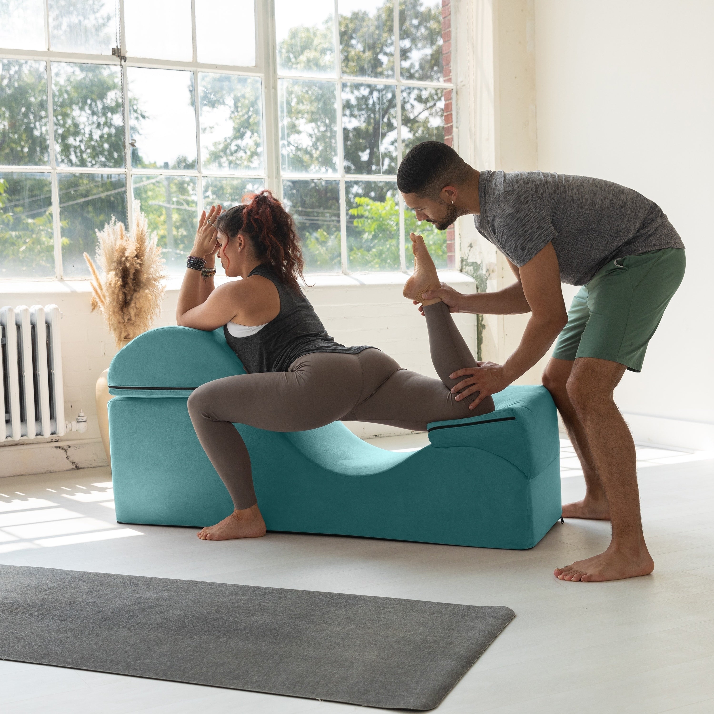 Chaise longue convertible Avana Kami / Yoga et massage - Pouf 2 en 1 avec fauteuil de yoga dépliable dissimulé, Microvelours - Non disponible