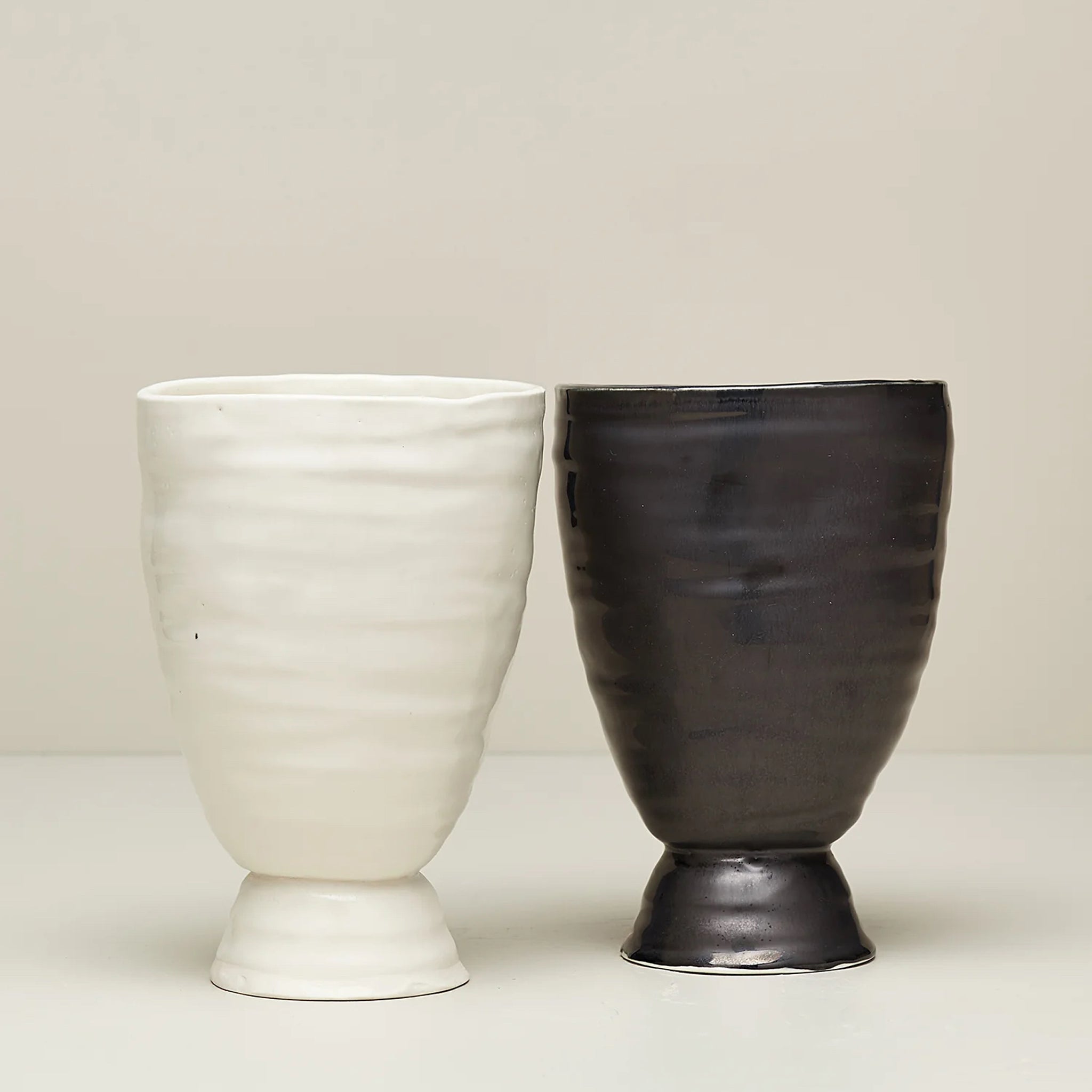 Vase sur piédestal nu de DBO Home