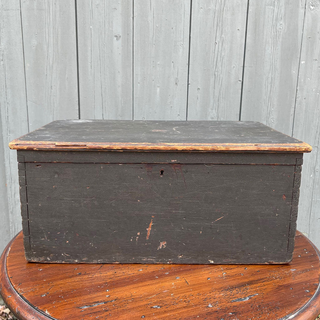 Boîte à queue d'aronde peinte du New Hampshire d'époque (vers 1850)