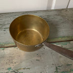 Casserole en laiton vintage avec poignée en métal (vers 1860-1880)