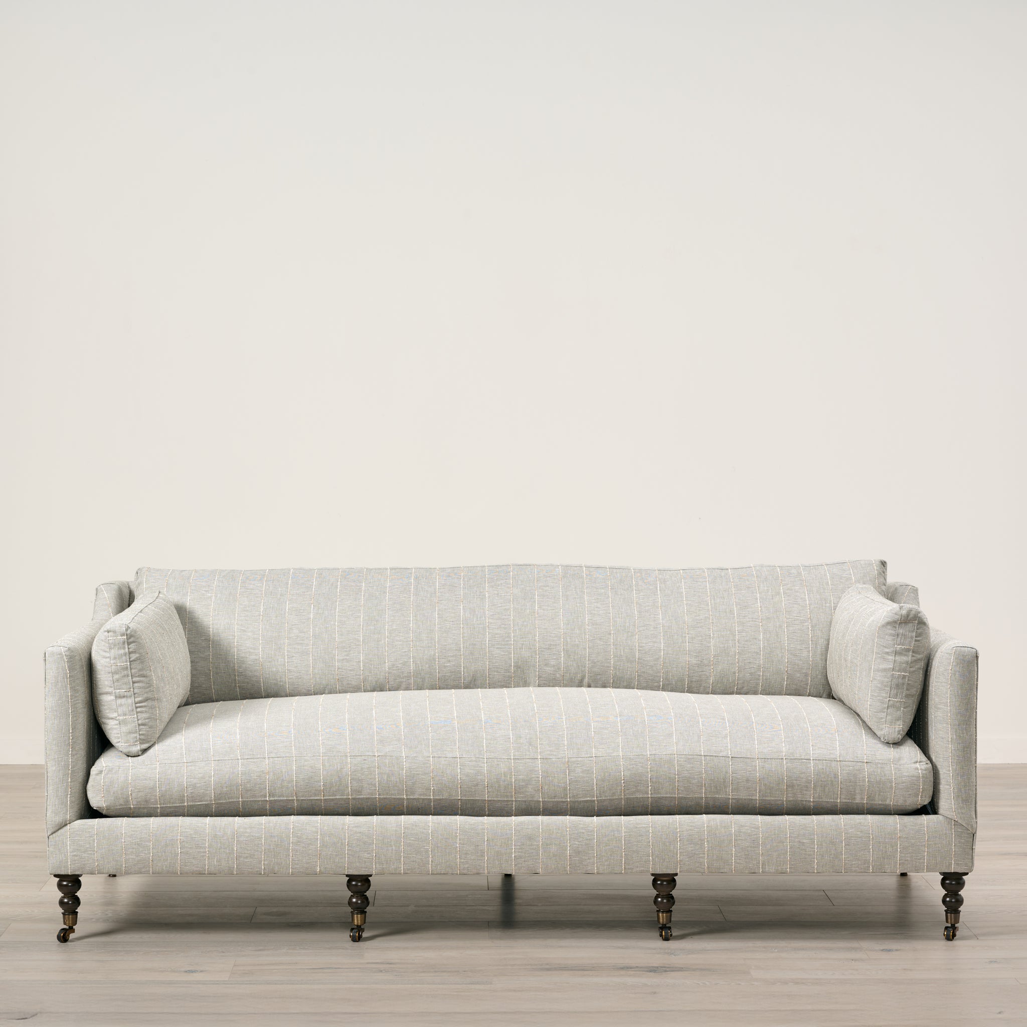 Canapé Madeline revêtu de tissu Kidproof couleur sauge naturelle (90")