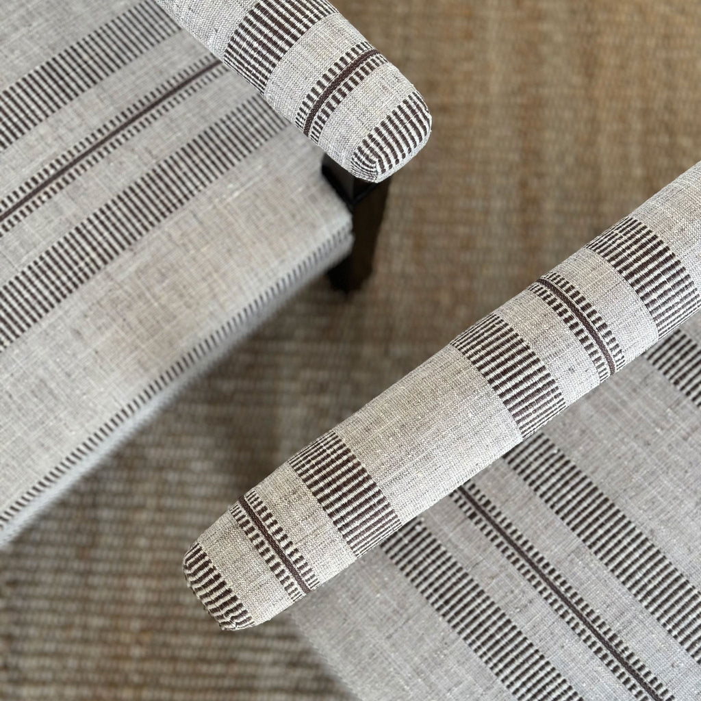 Fauteuil Nellie recouvert de tissu Coleman Pecan ultra-résistant