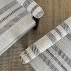 Fauteuil Nellie recouvert de tissu Coleman Pecan ultra-résistant