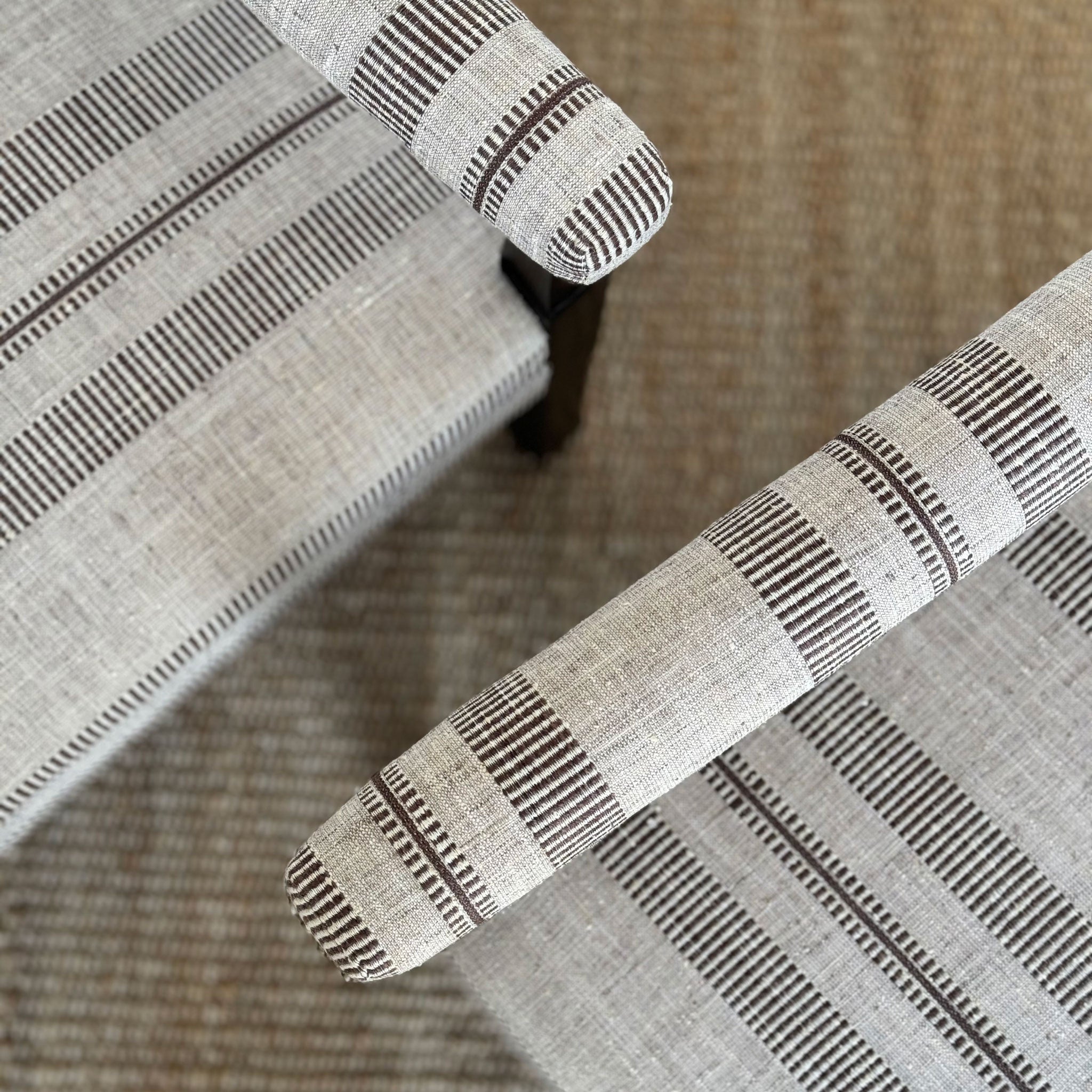 Fauteuil Nellie recouvert de tissu Coleman Pecan ultra-résistant