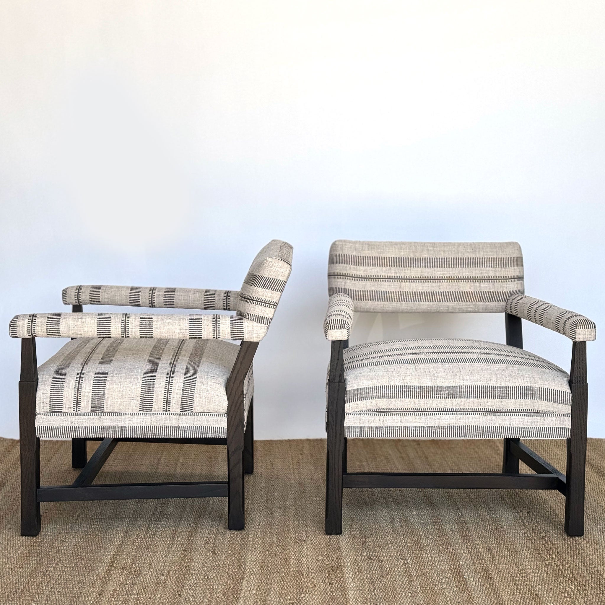 Fauteuil Nellie recouvert de tissu Coleman Pecan ultra-résistant