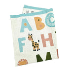 Couverture bébé en maille jacquard alphabet, coloris naturel et bleu