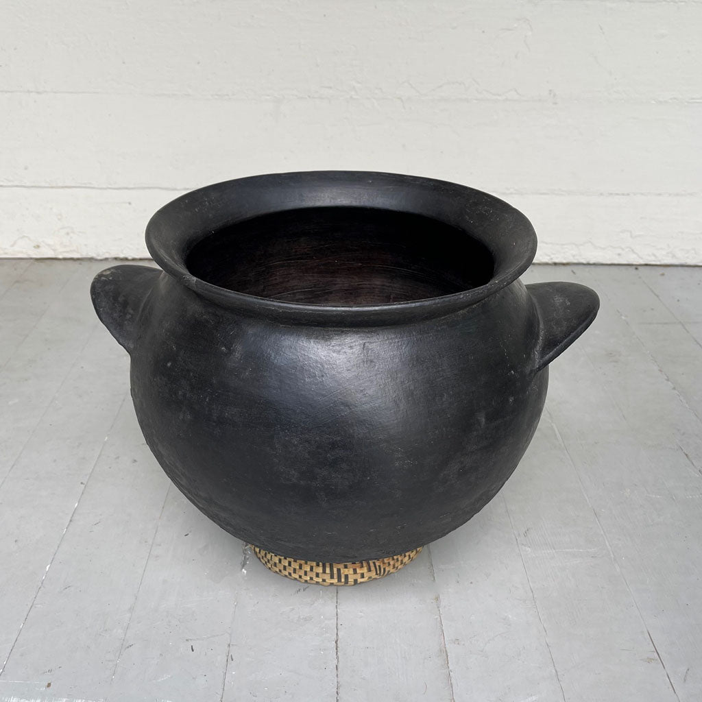 Casserole vintage à fond rond avec support.