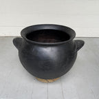 Casserole vintage à fond rond avec support.