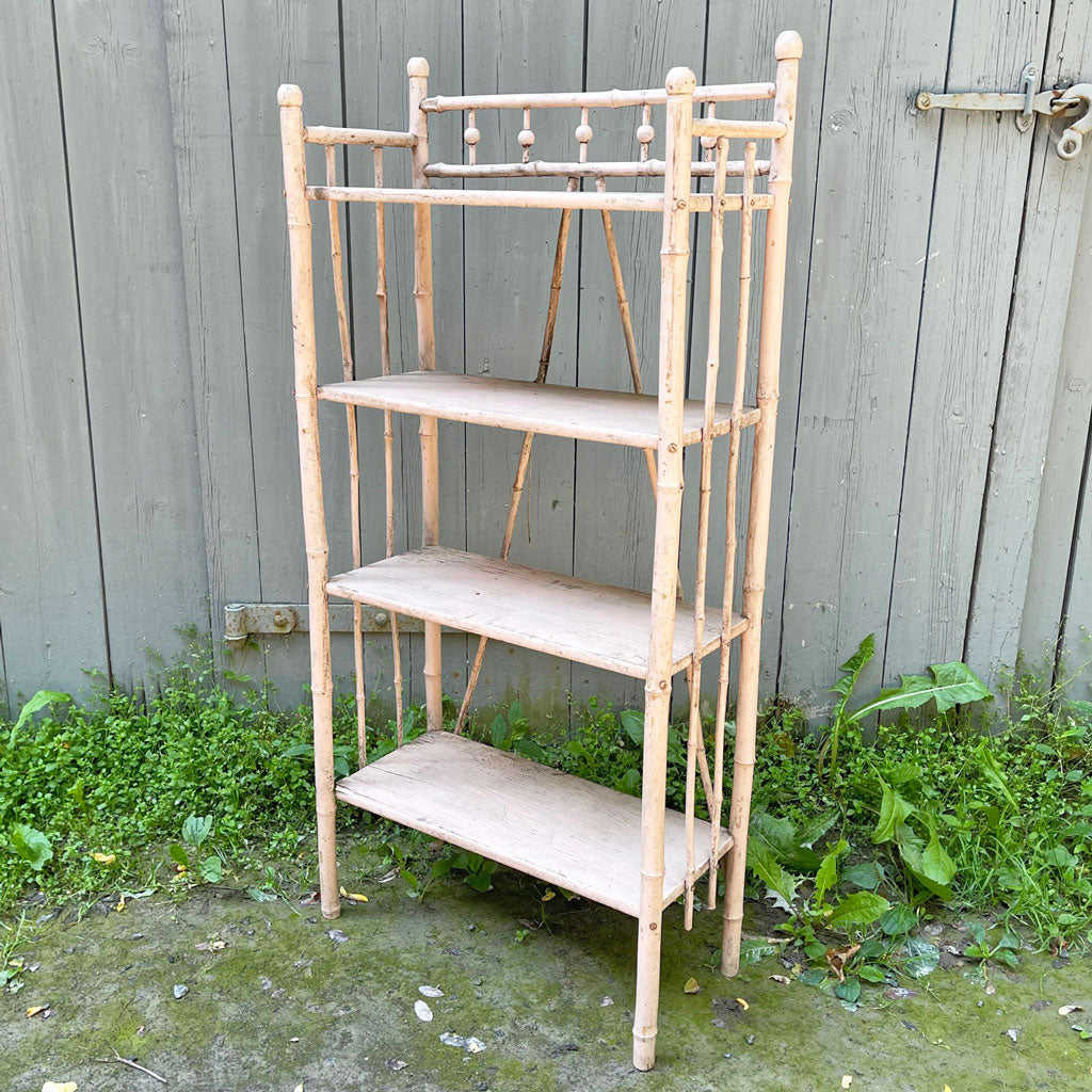 Étagère en bambou vintage avec peinture rose pastel ancienne