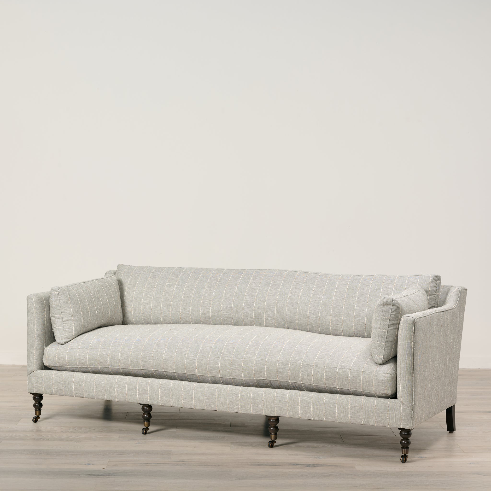 Canapé Madeline revêtu de tissu Kidproof couleur sauge naturelle (90")