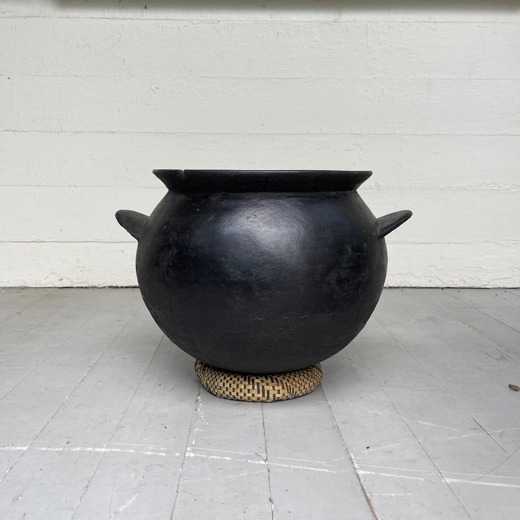 Casserole vintage à fond rond avec support.