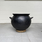 Casserole vintage à fond rond avec support.