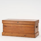 Coffre à couvertures ancien à couvercle relevable, vers la fin du XIXe siècle - début du XXe siècle