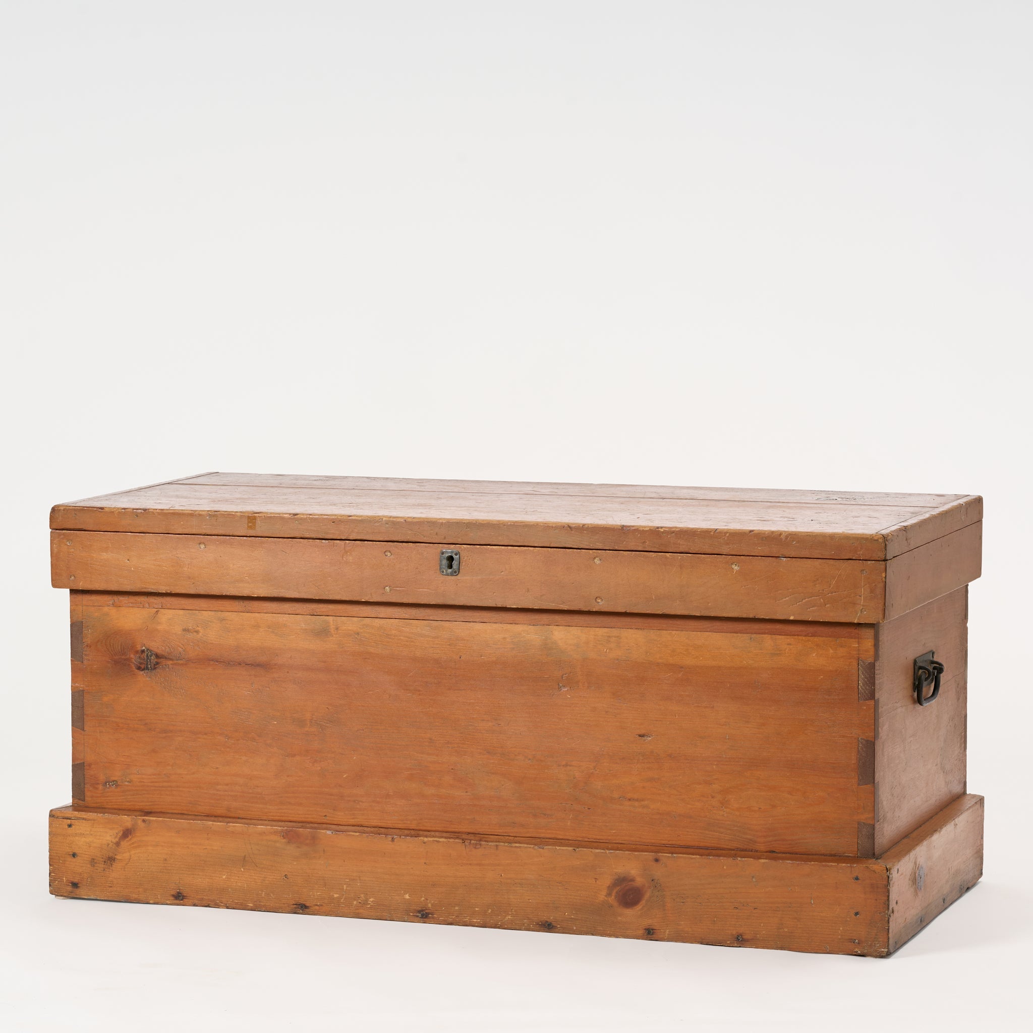 Coffre à couvertures ancien à couvercle relevable, vers la fin du XIXe siècle - début du XXe siècle