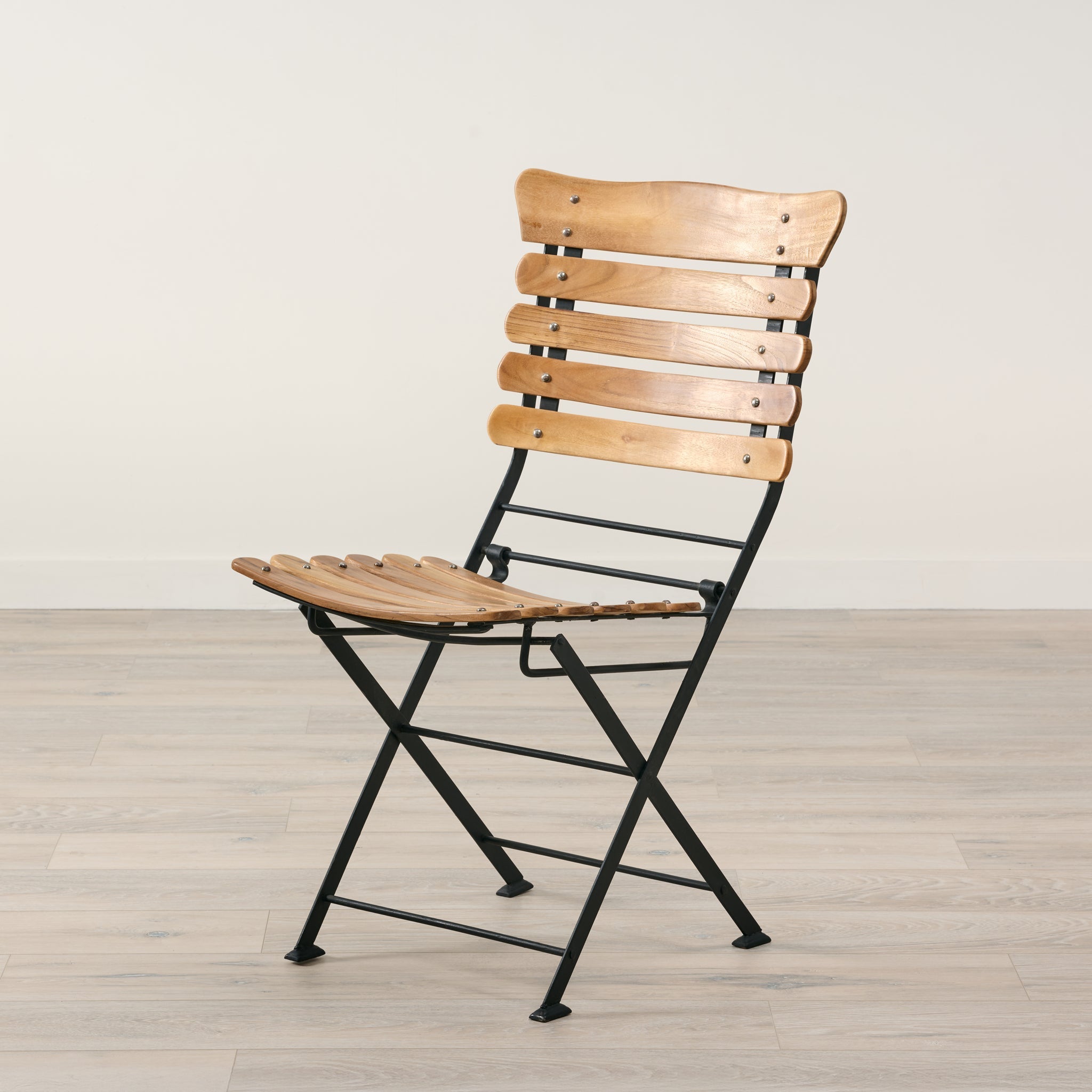 Chaise pliante de bistro à lattes en teck