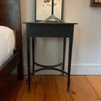 Table de chevet gustavienne avec tiroir sculpté en noir antique
