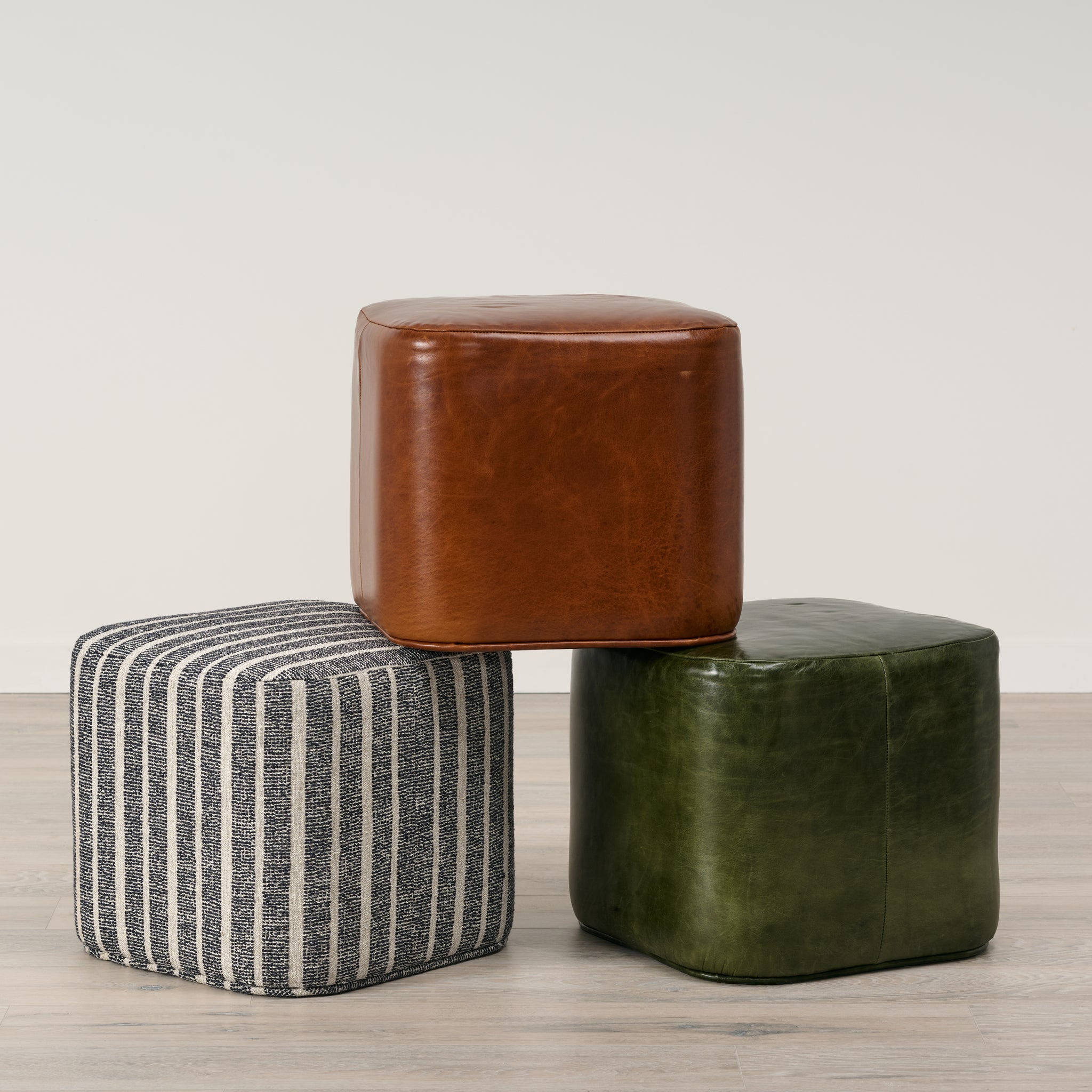 Pouf Ames en cuir vert verdoyant