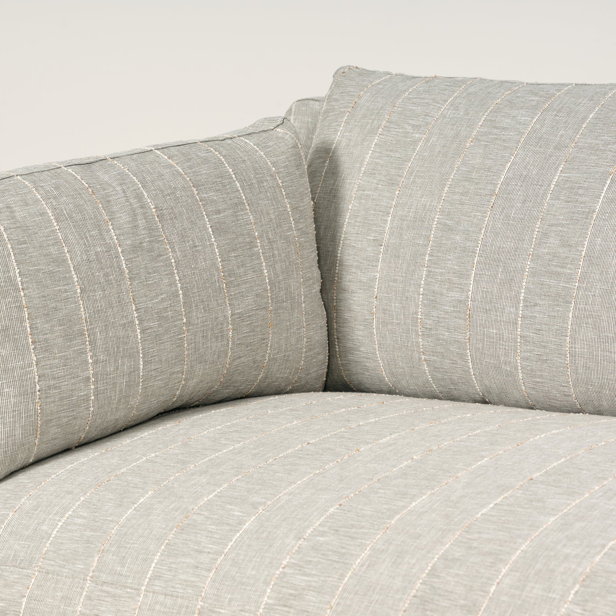 Canapé Madeline revêtu de tissu Kidproof couleur sauge naturelle (90")