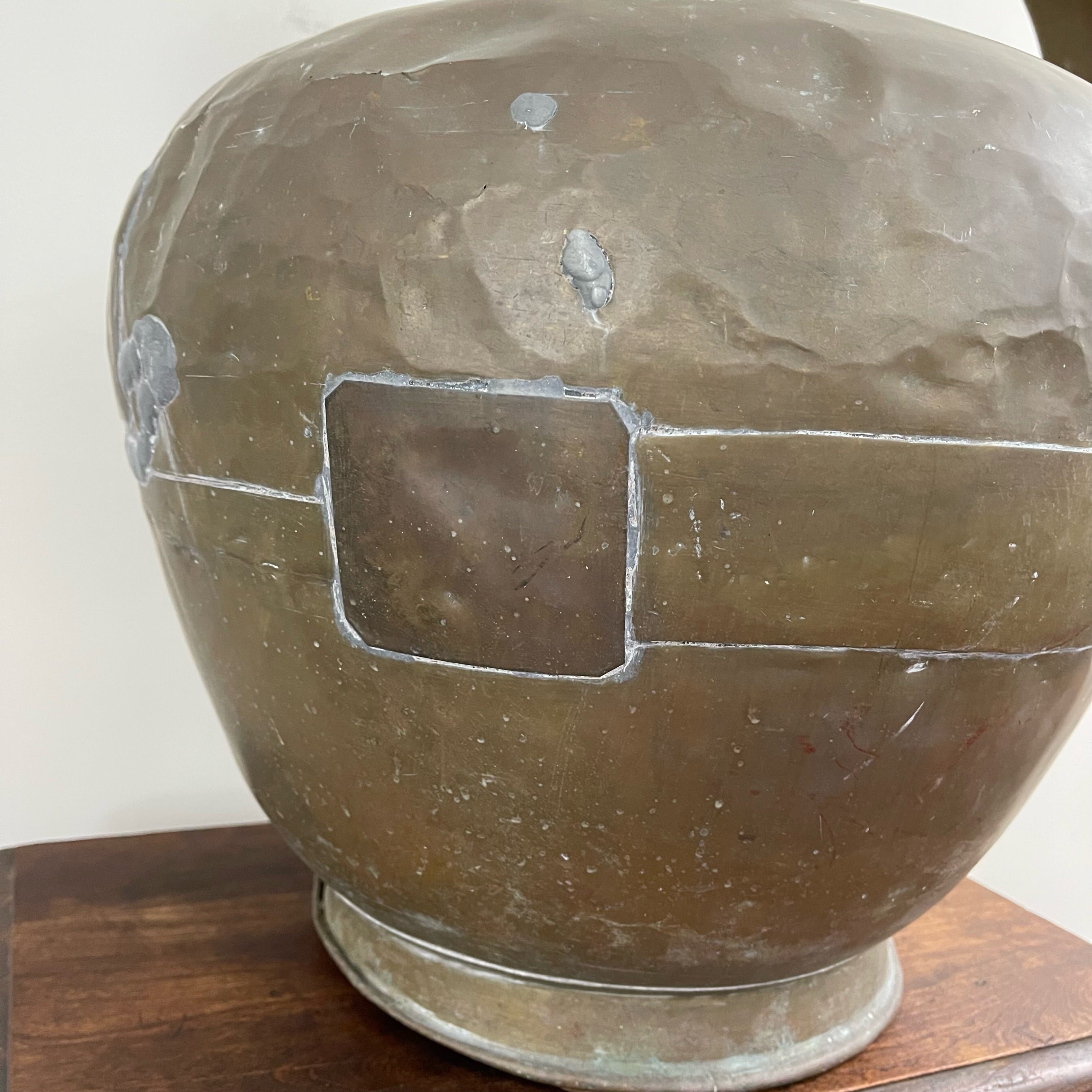 Grand pichet ancien en laiton avec réparations, vers 1900.